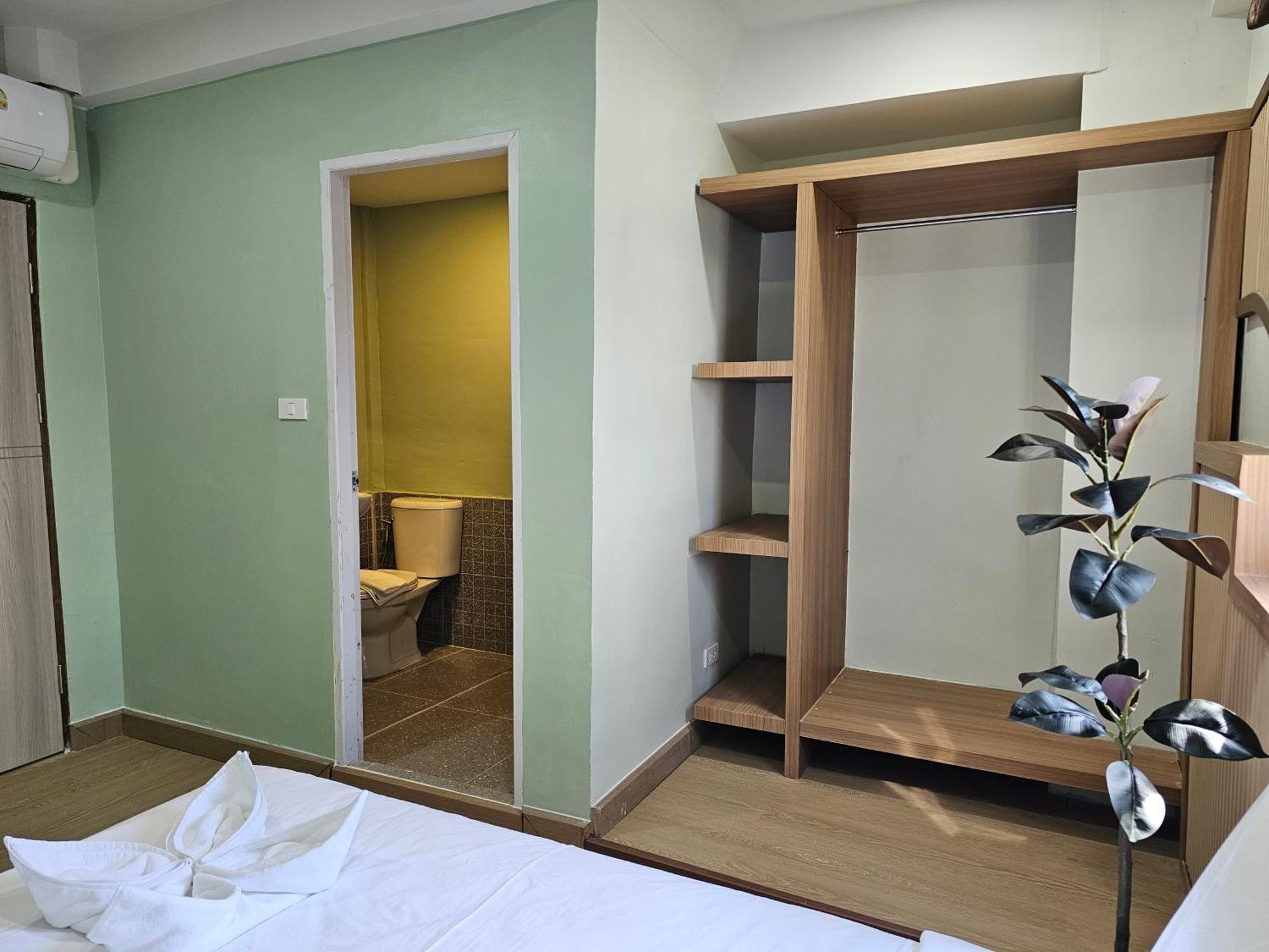 Lub Nai Hostel Patong الغرفة الصورة