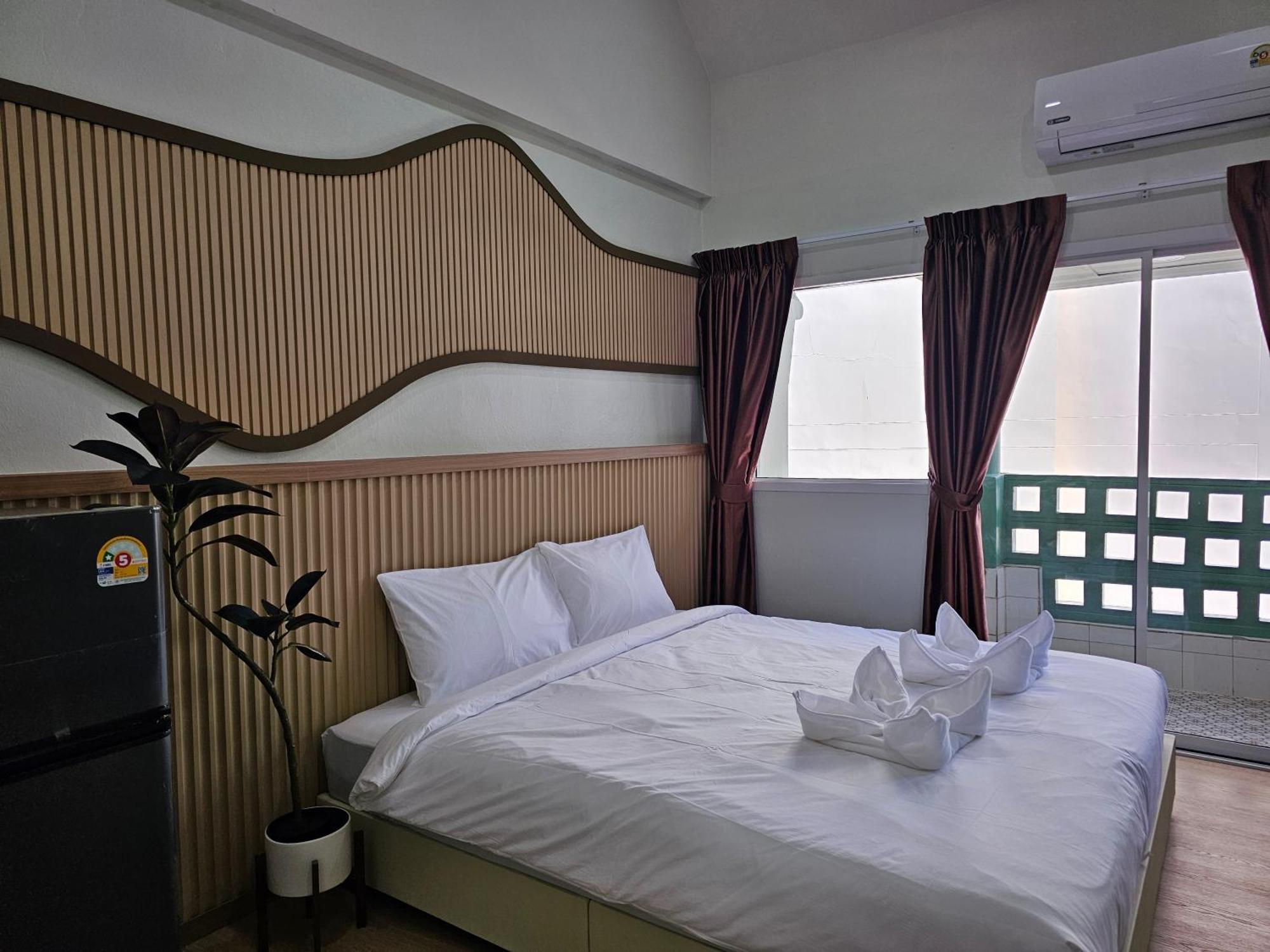 Lub Nai Hostel Patong الغرفة الصورة