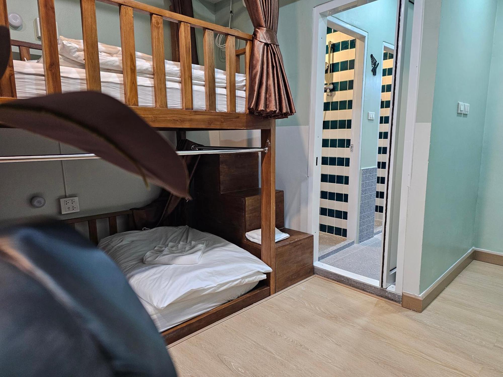 Lub Nai Hostel Patong الغرفة الصورة