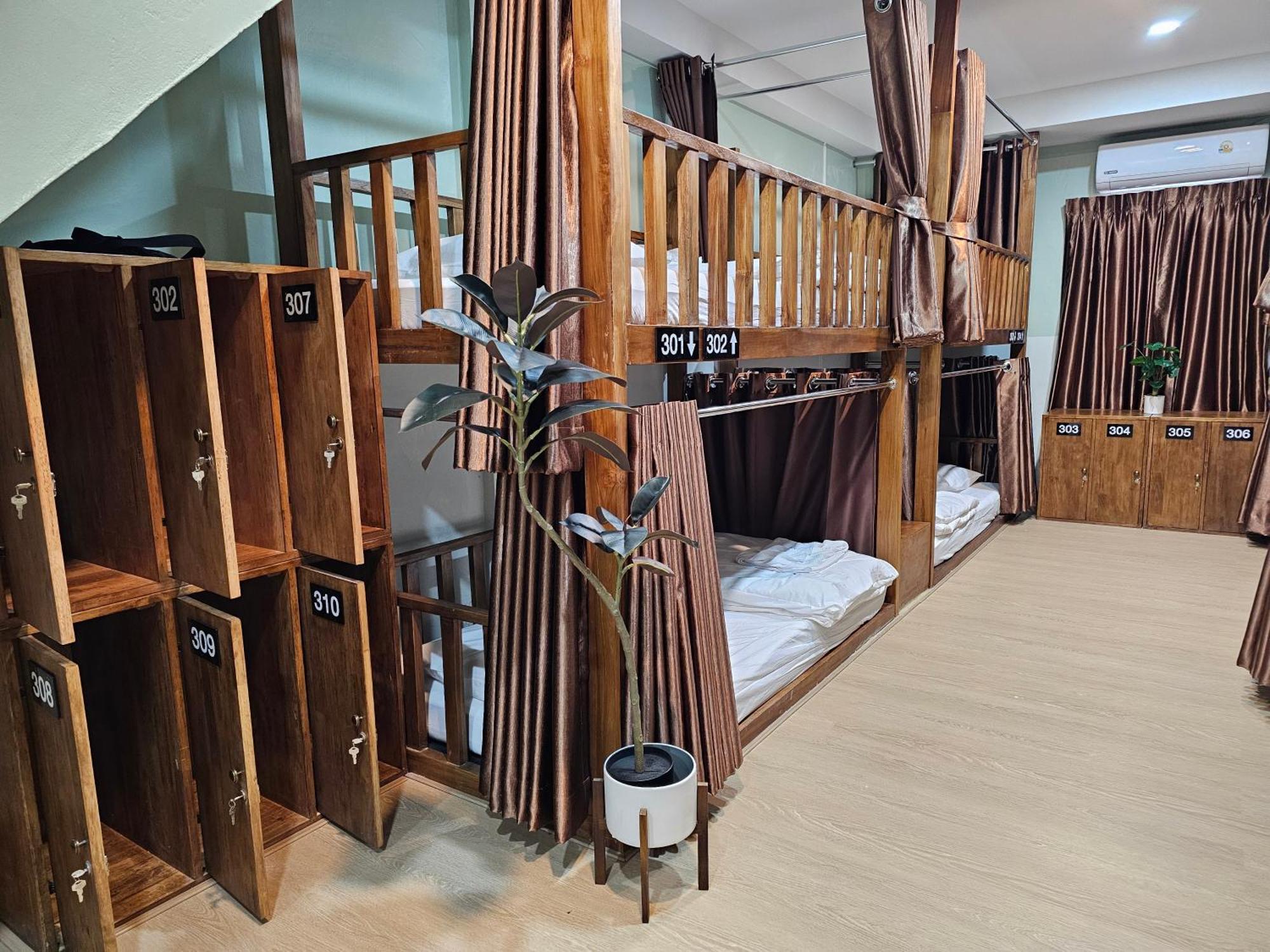 Lub Nai Hostel Patong الغرفة الصورة
