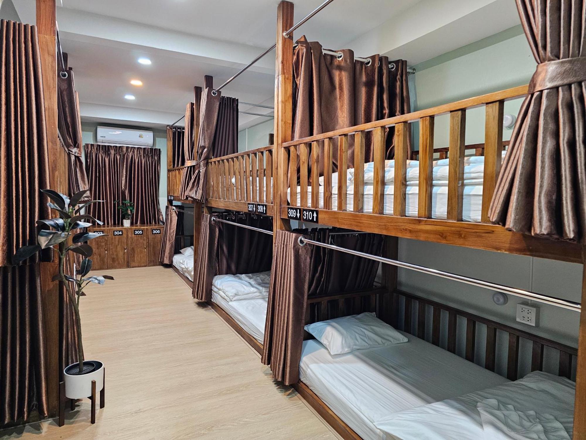 Lub Nai Hostel Patong الغرفة الصورة